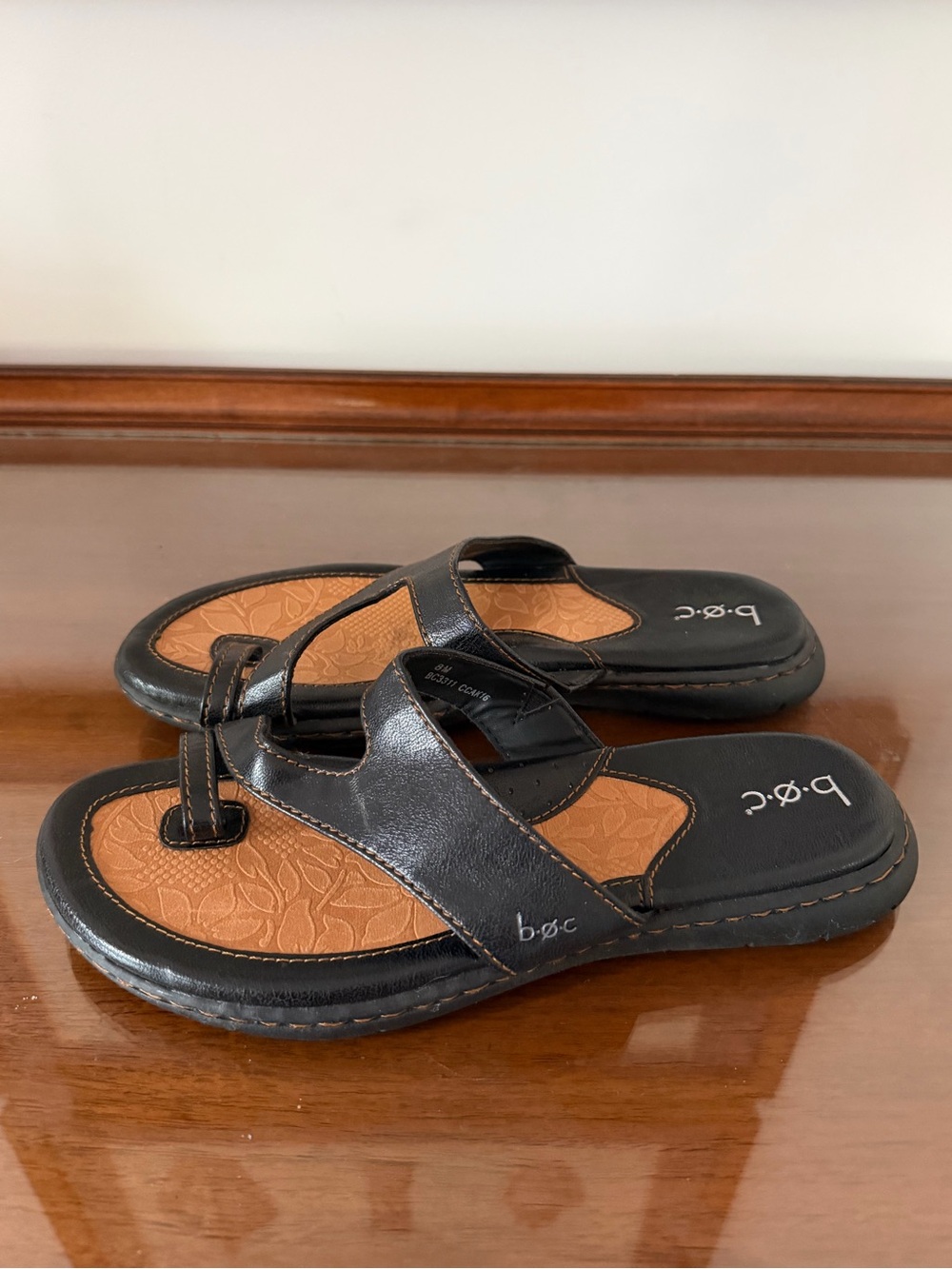 b.o.c. by Born Women’s Size 8 Black Comfort Sandals Toe Loop Slip On